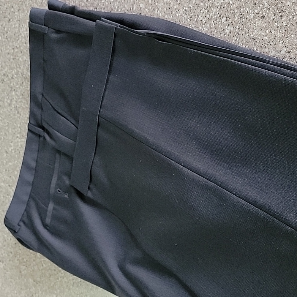 Hugo Boss size 40, single pleat, cuffed 29" hem. Black. New.